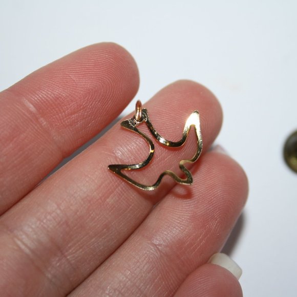 Beautiful gold dove lapel pin .75" - Picture 2 of 4